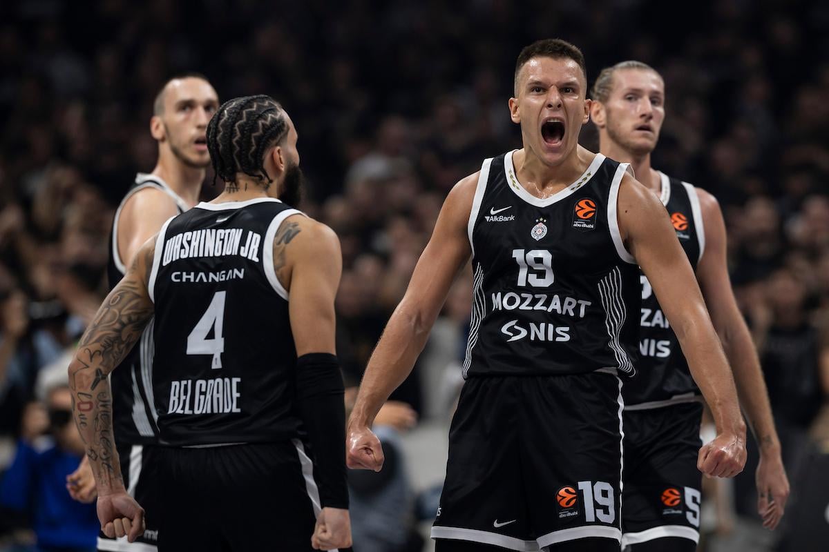 Partizan je doživeo debakl u Areni, ali su navijači skandirali jednom igraču (VIDEO)