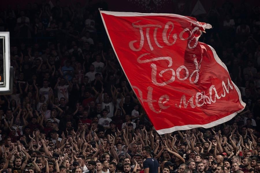 Da li se nudi „večitima“? Poznati košarkaš gledao Partizan, a sada i Zvezdu (FOTO)