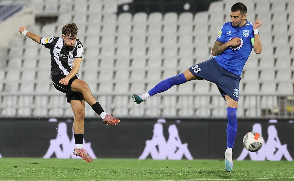 Partizan vodi u Humskoj, Bogdan Kostić kroz „šumu“ nogu (VIDEO)