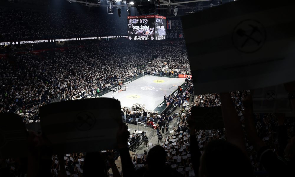 „Crna strana belog grada“! Spektakularna koreografija „grobara“ pred meč sa Efesom (VIDEO)