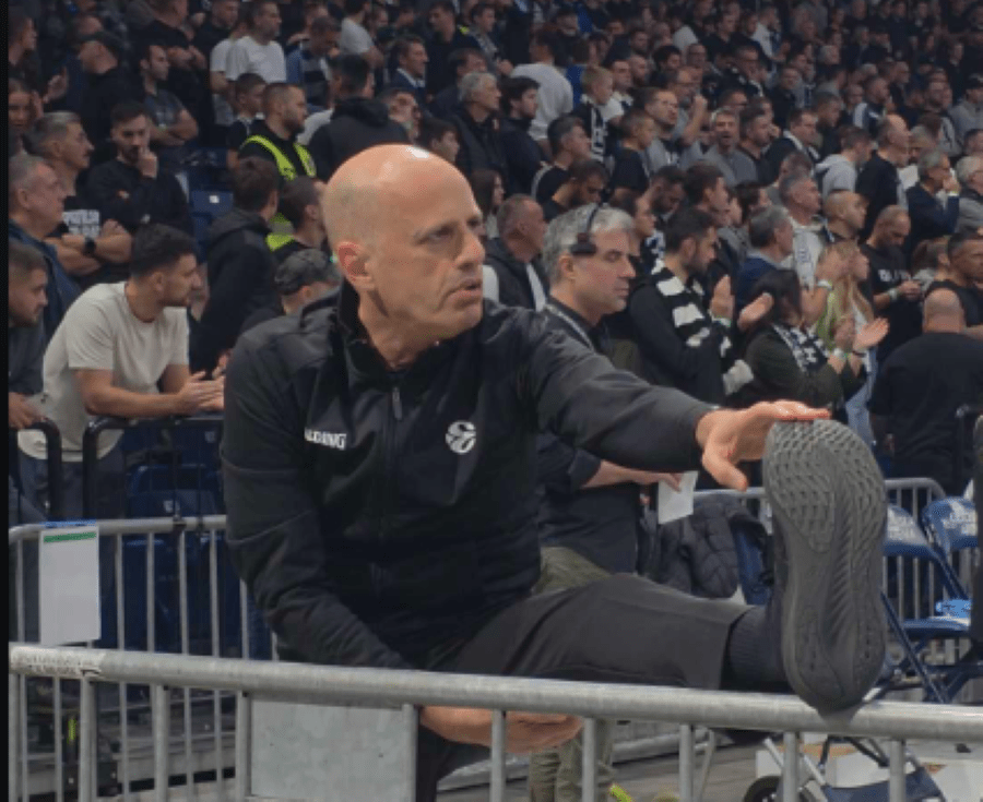 Hit scena u Areni – sudija prišao novinarskoj loži kako bi se istezao na ogradi (VIDEO)