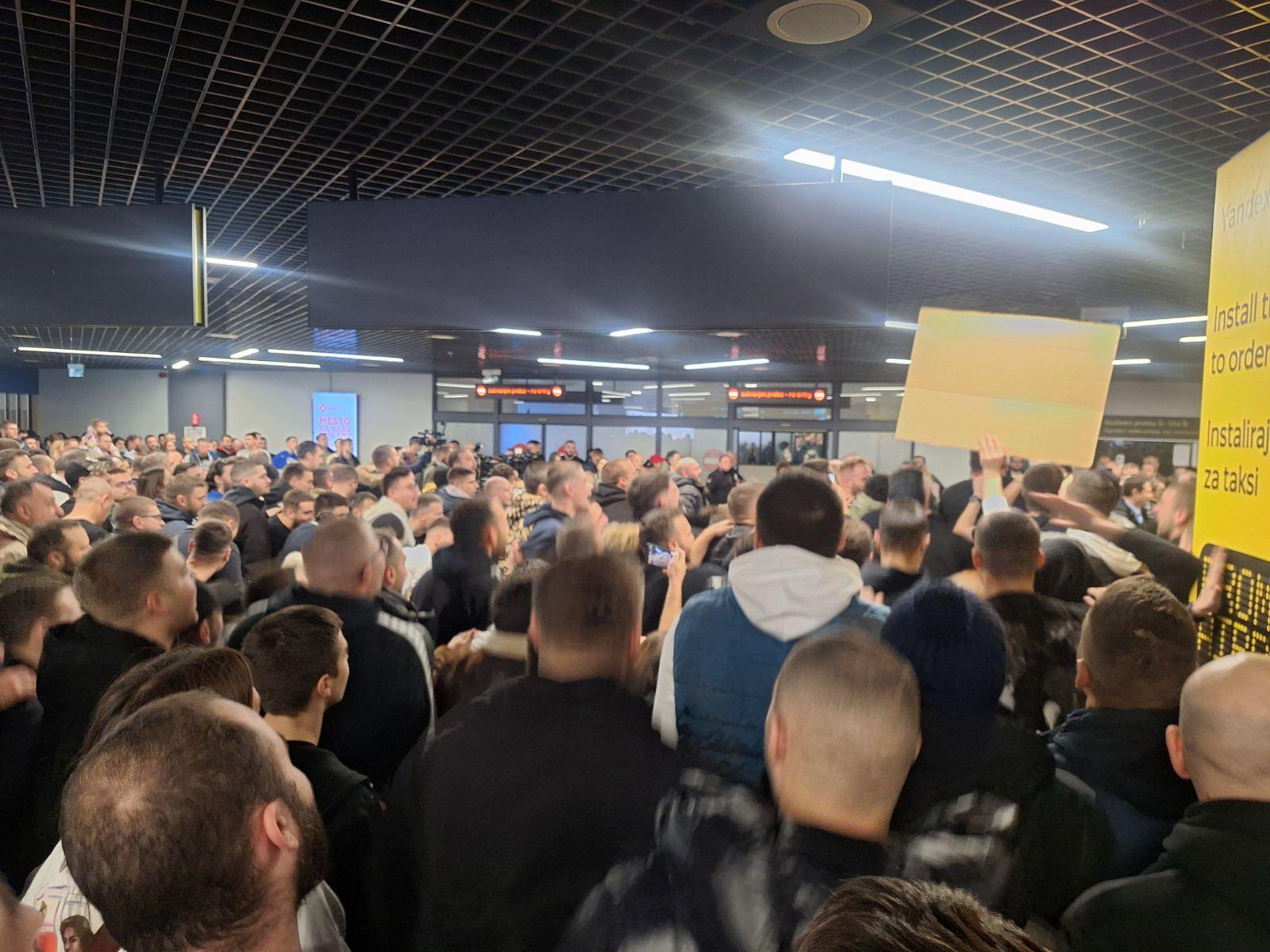 Prepun aerodrom – „grobari“ pevaju i čekaju Željka (VIDEO)