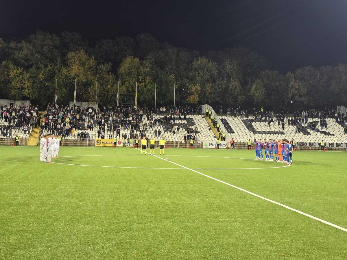 Minut ćutanja na Banovom brdu, navijači Partizana još pristižu (VIDEO)