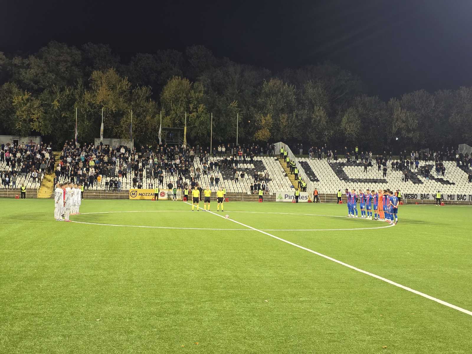 Minut ćutanja na Banovom brdu, navijači Partizana još pristižu (VIDEO)