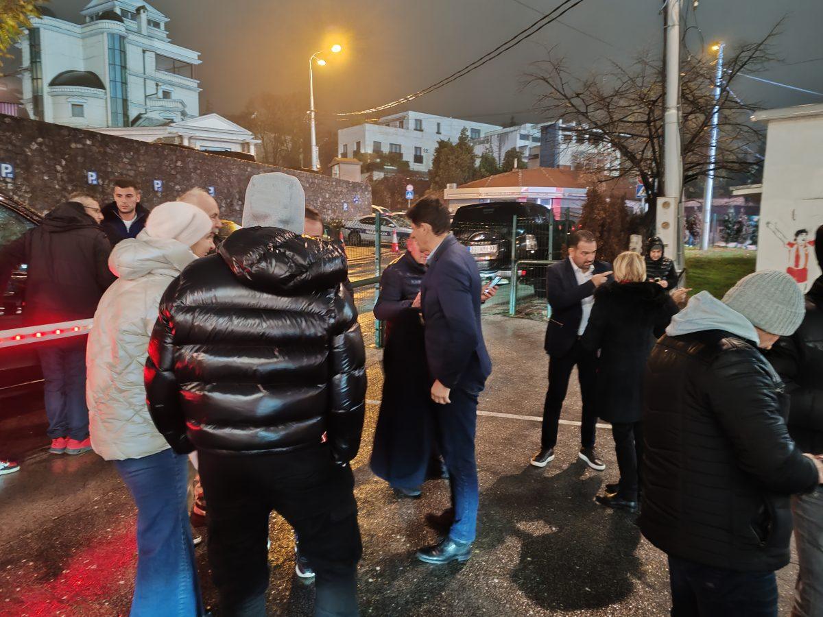 Hladno vreme kvari fudbalski užitak, Belodedić se slika sa navijačima (VIDEO)