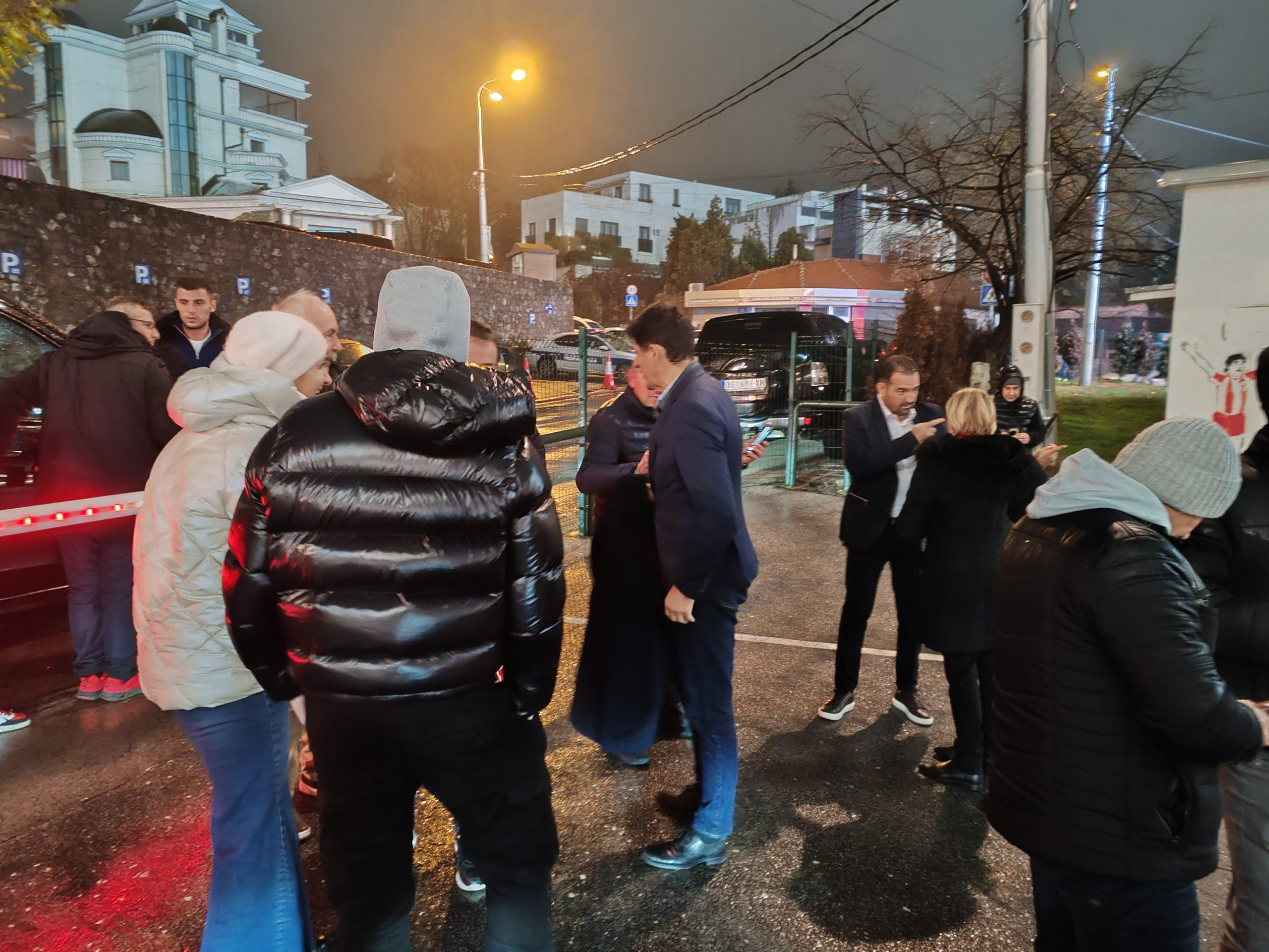 Hladno vreme kvari fudbalski užitak, Belodedić se slika sa navijačima (VIDEO)