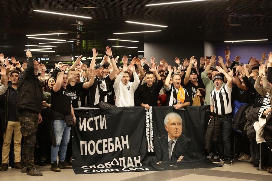 Hit scena: „Grobari“ čekali Obradovića, pa dočekali Zvezdinu legendu (FOTO)