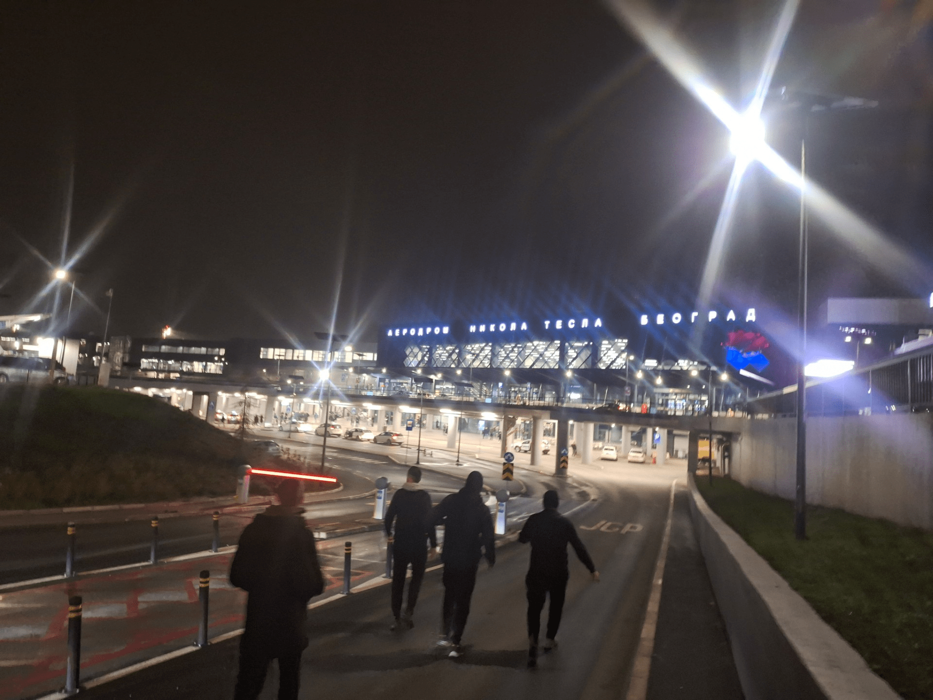 Ogromne gužve oko aerodroma – „grobari“ čekaju Obradovića (VIDEO)