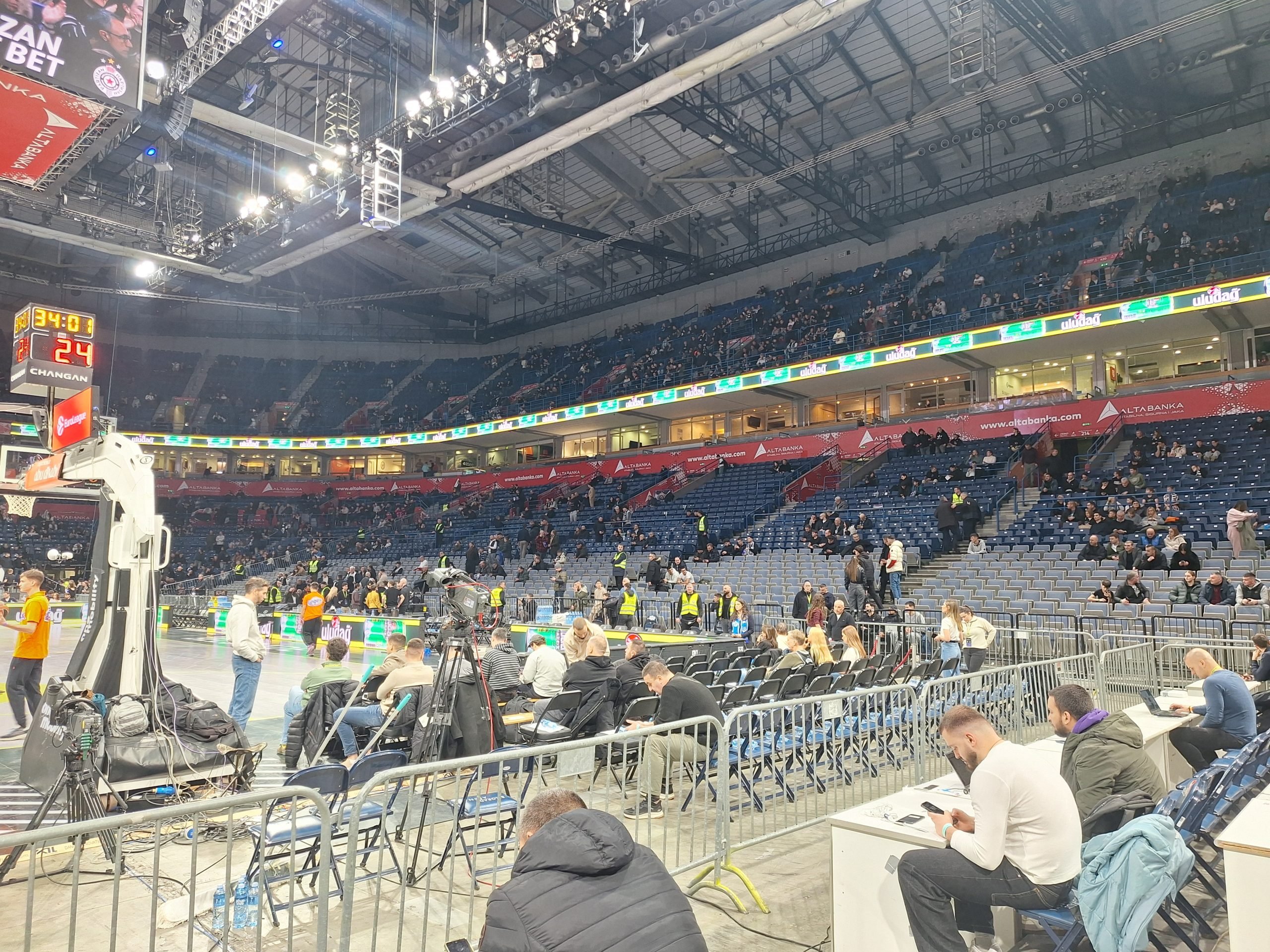 Gde su „grobari“? Prazna Arena na pola sata do početka utakmice između Partizana i Makabija (VIDEO)