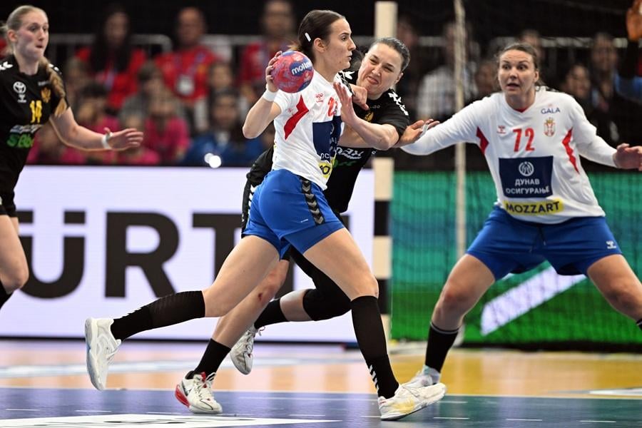 Debakl umesto spektakla! Ubedljiv poraz rukometašica od Crne Gore na Svetskom prvenstvu