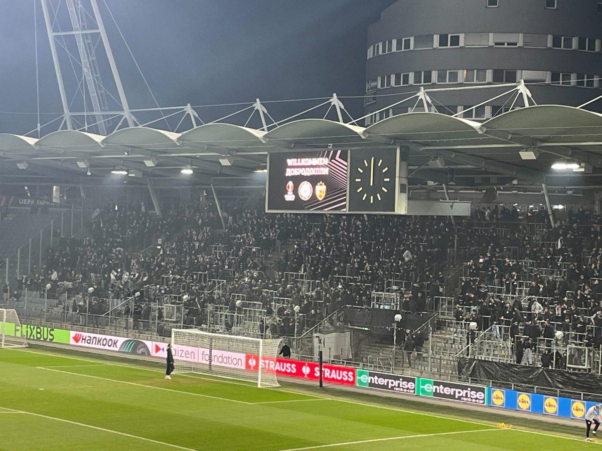 Navijači Zvezde i Šturma se „zagrevaju“ za utakmicu (VIDEO)