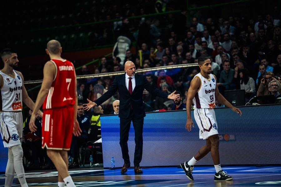 Dve različite slike iz Sarajeva: Prošlog vikenda sramotno navijanje, a sada navijači traže autogram od Obradovića (VIDEO)