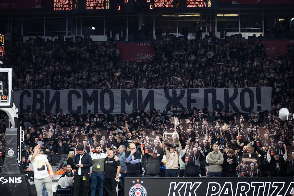 Početak utakmice u Areni – slike sa Željkovim likom, skandiranje voljenom treneru i uvrede Mijailoviću (VIDEO)