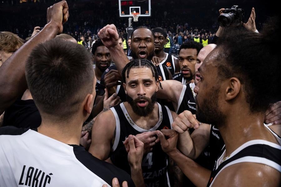 Nisu se zaustavili na zvižducima: „Grobari“ gađali košarkaše Partizana na kraju meča (VIDEO)