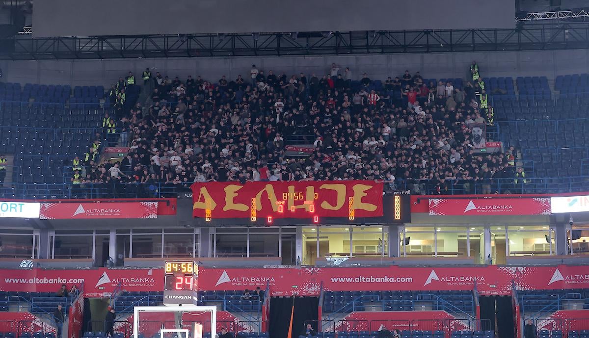 „Delije“ pecnule „grobare“ transparentom – spomenut Željko Pantić (FOTO)