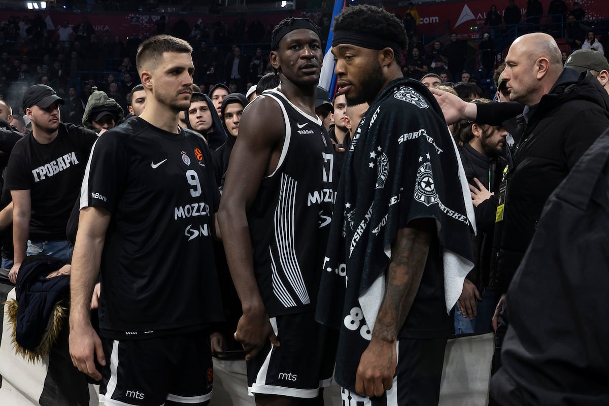 Jedan igrač Partizana ušao u sukob sa navijačima! Bilo je odgurivanja, teških reči… (VIDEO)