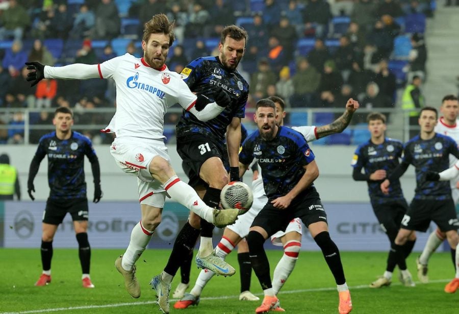 Gužva i koškanje fudbalera Zvezde i TSC-a, sudija Janjuš prinuđen da deli kartone