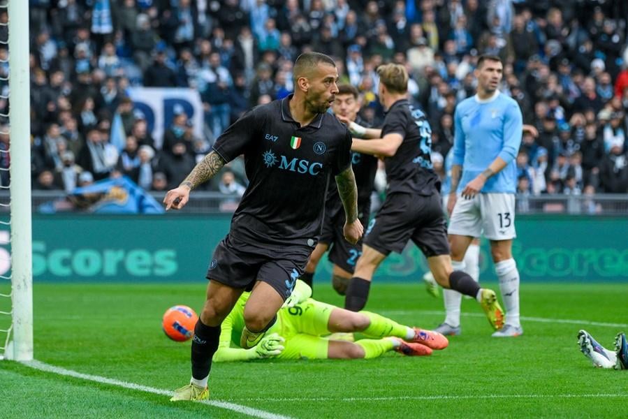 Serija A: Napoli slavio u Rimu, pa se vratio na drugo mesto! Tri crvena kartona