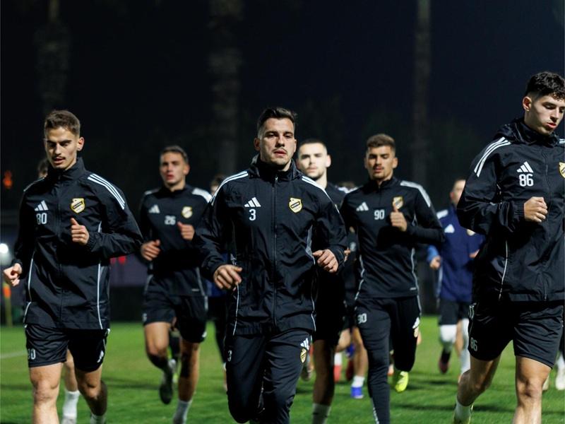 Iz aviona na trening: Fudbaleri Čukaričkog počeli sa radom u Antaliji (FOTO)