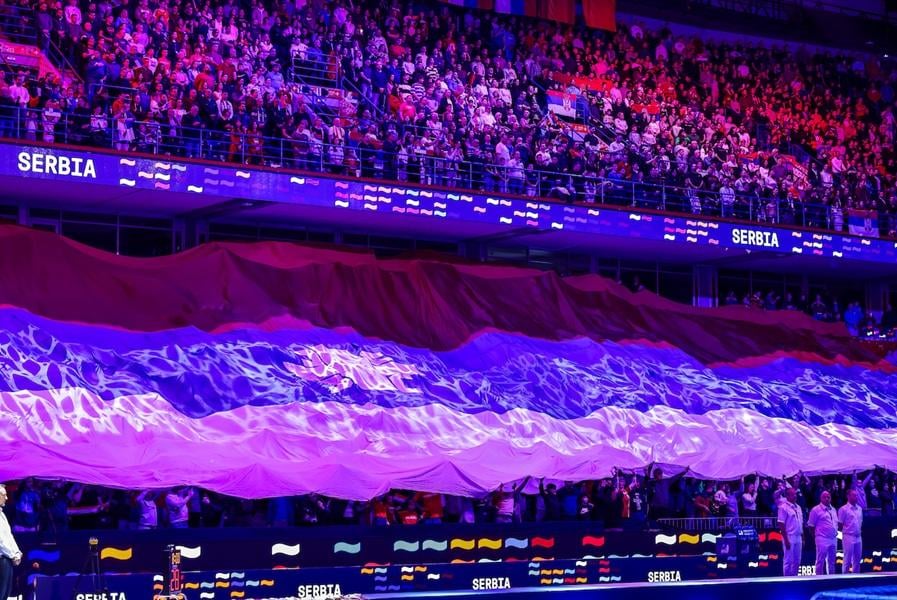 Spektakl u Areni: Velika trobojka širila se tribinom tokom intoniranja himne (VIDEO)