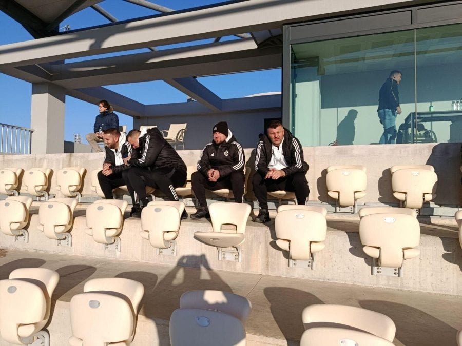 Feđa Dudić prati pripremnu utakmicu Partizana (Foto: MaxBet Sport)