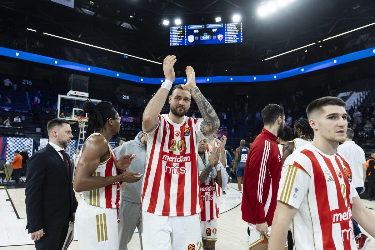 Plejmejker Zvezde pred put u Istanbul uslikan u noćnom klubu sa cigarom (FOTO)