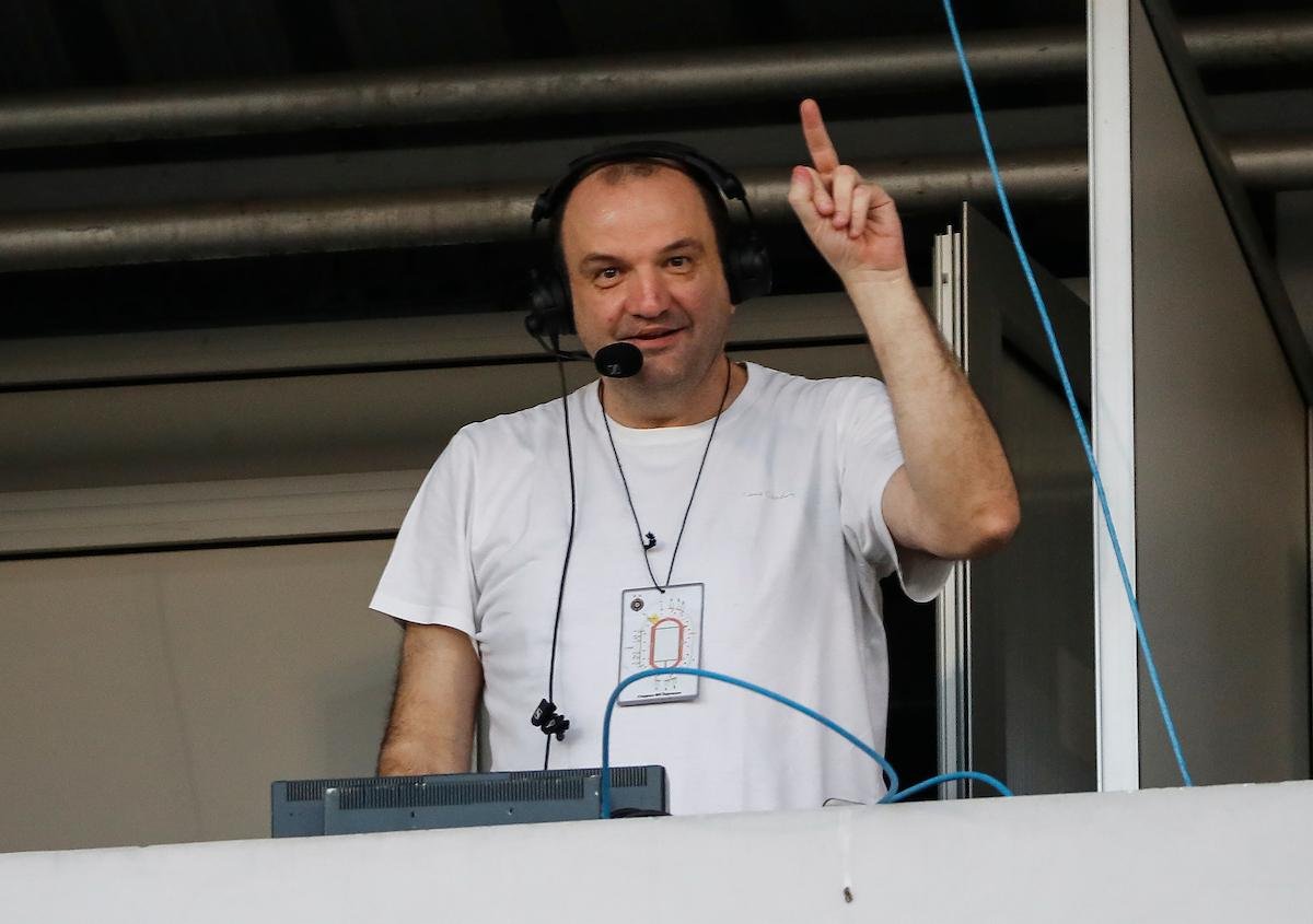 Subota je, spremate se da gledate utakmicu, kad umesto baritona…