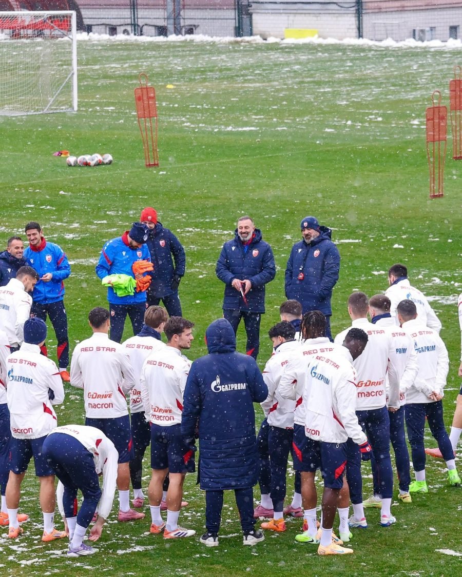 „Delije“ posetile prvi trening fudbalera Crvene zvezde i održale govor (VIDEO)