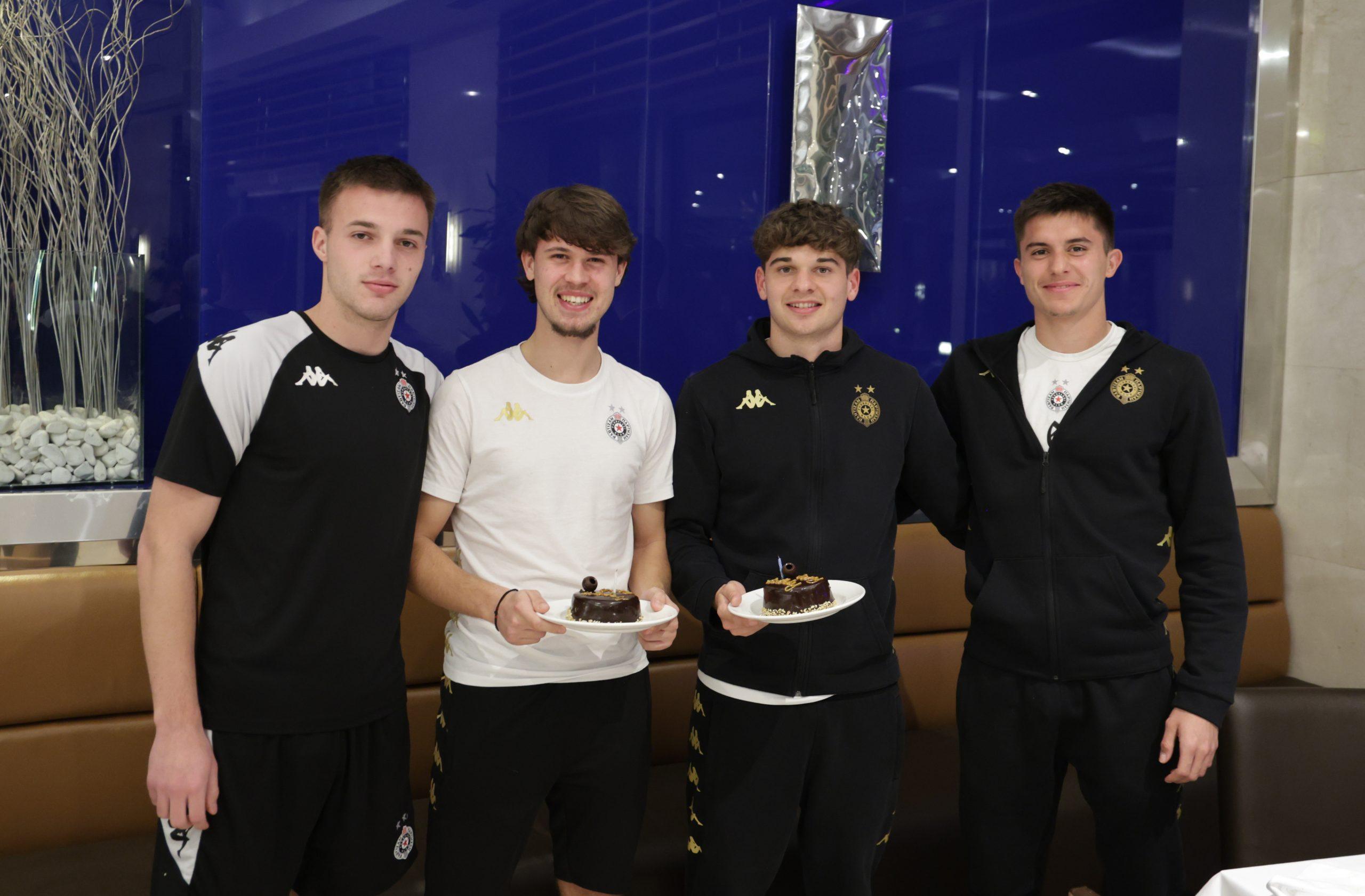 Duvale se svećice u Antaliji – Bogdan Kostić i Ivan Vasiljević proslavili rođendan (VIDEO)