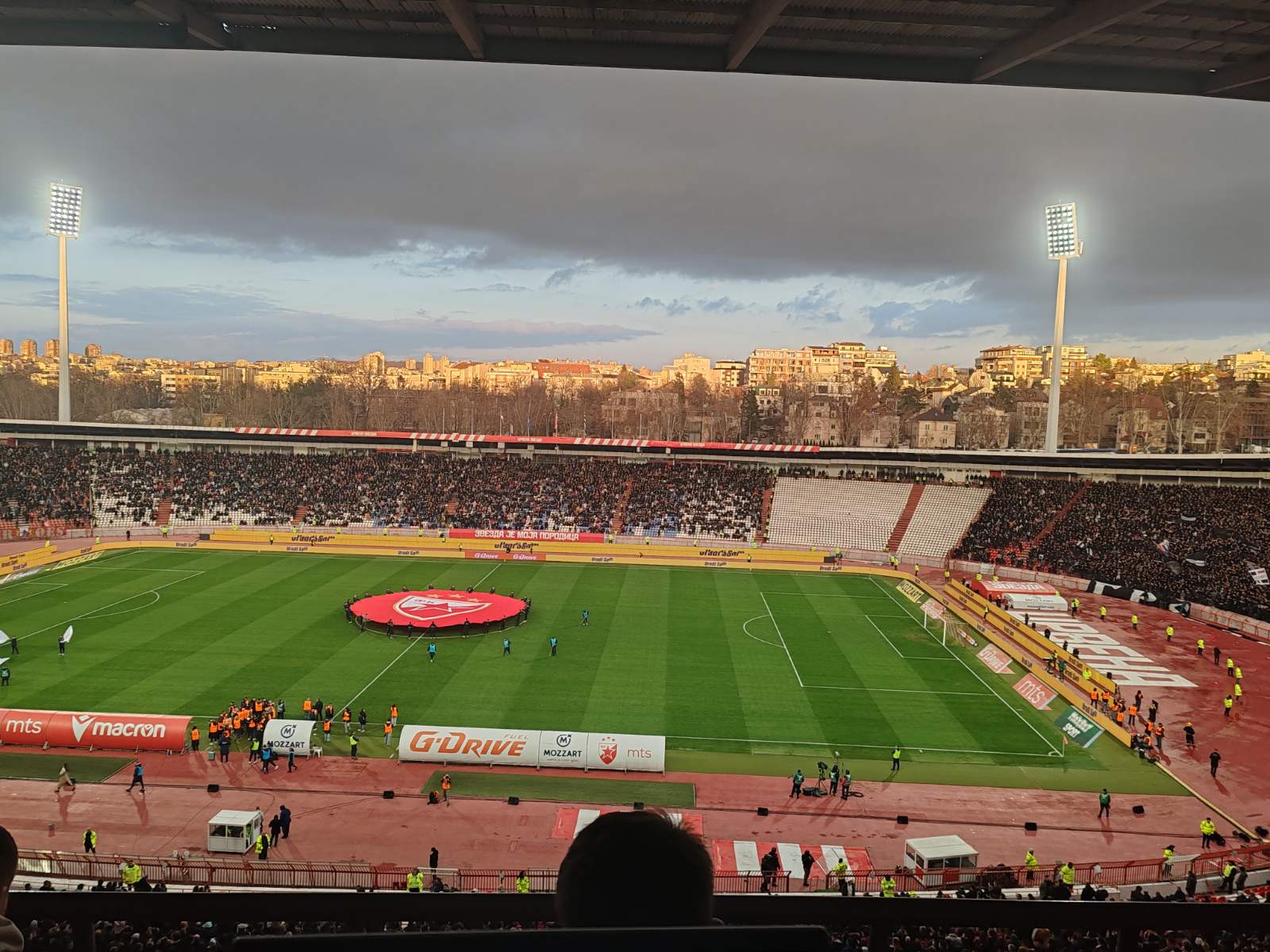 „Grobare“ i „delije“ ujedinio jedan navijač – zajedno grmeli prezime navijača Partizana (VIDEO)