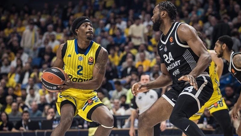 Da li je Partizan oštećen protiv Makabija? Koliko koraka je napravio Klark? (VIDEO)