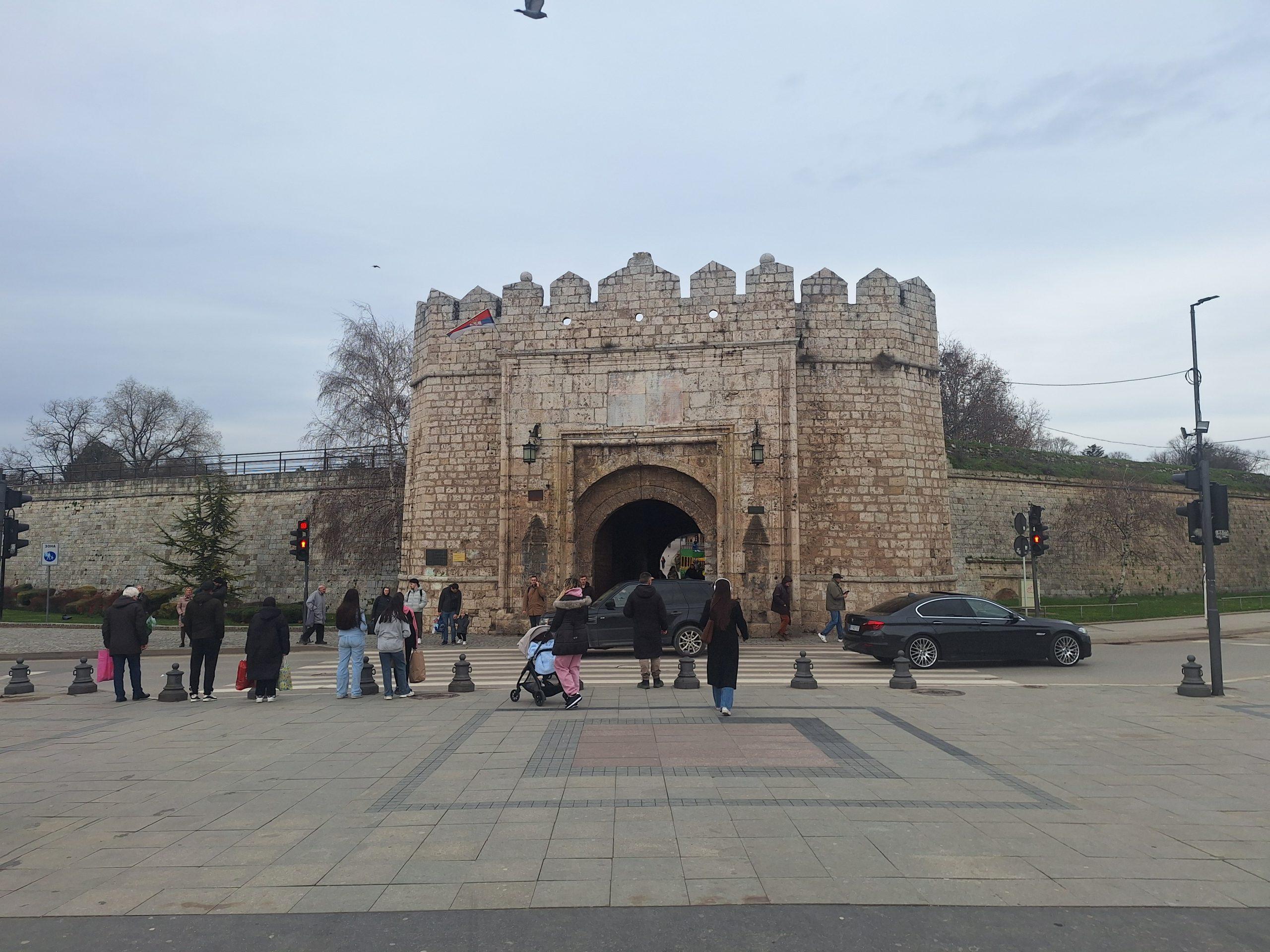 Niš još diše mirno – spektakl se tek sprema (FOTO)