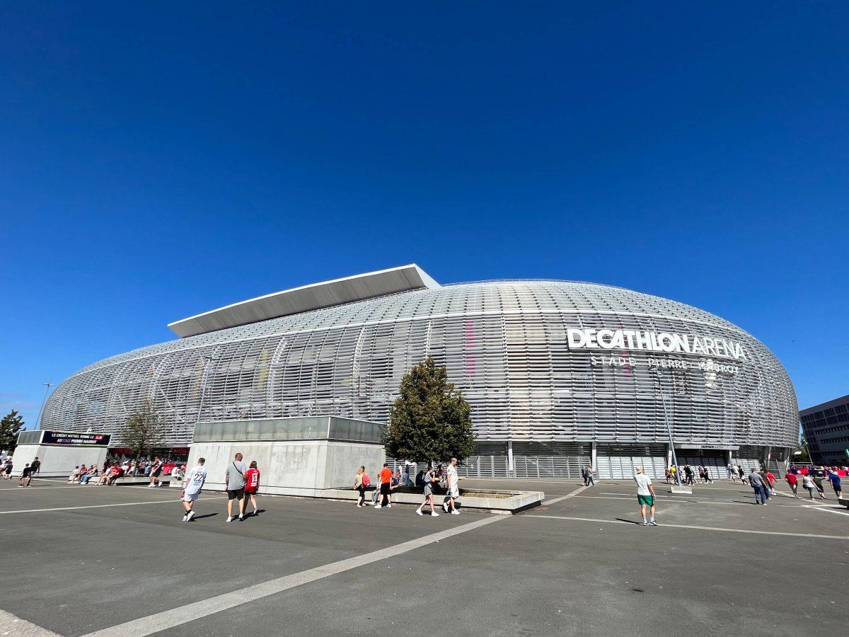 Stadion „Pjer Moroa“ – Zvezda protiv lilskih „doga“ na multifunkcionalnoj areni (FOTO/VIDEO)