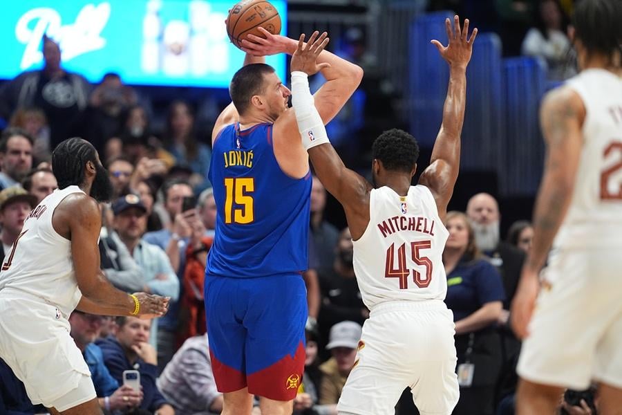 Uzbudljivo veče u NBA: Jokić dominirao, pa promašio šut za pobedu, dva meča obeležile tuče (VIDEO)