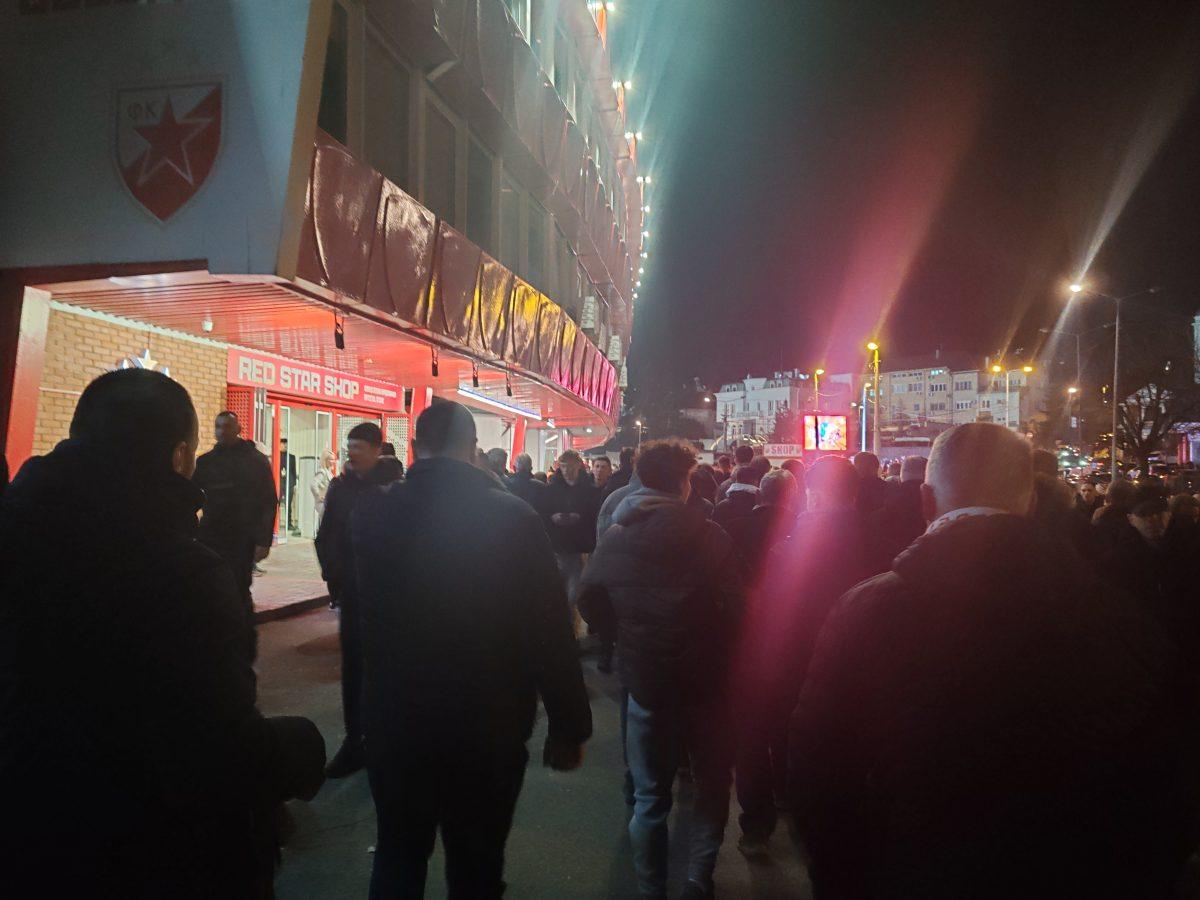 Vozovi, autobusi, kola – sve puno! Svi na „Marakanu“ idu! (VIDEO)