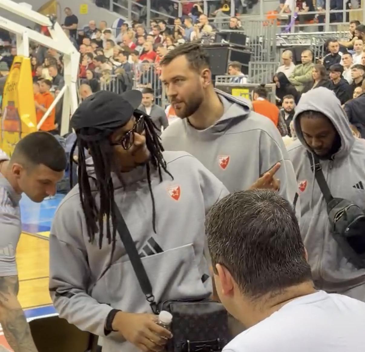 Možda ne igraju svi, ali svi su tu: Stranci koji su ostali van protokola došli u Niš da bodre saigrače (VIDEO)