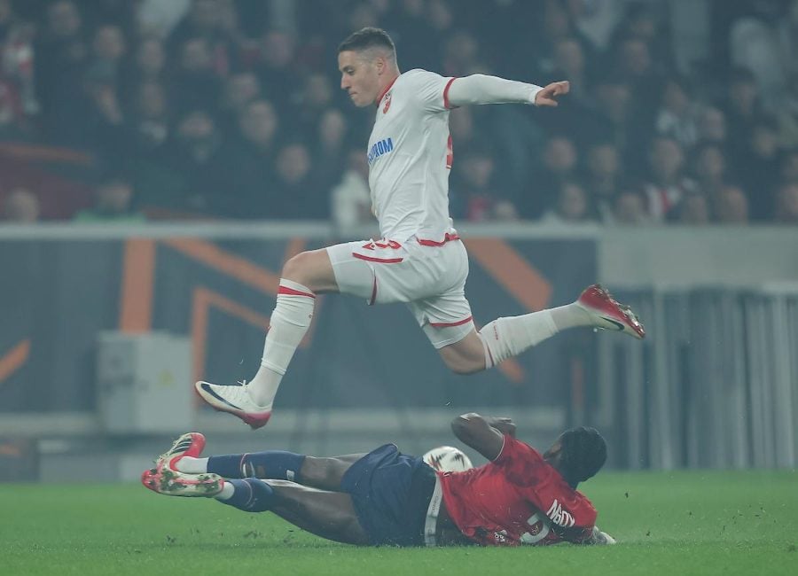 Haos u Lilu: Navijači gađali igrače pirotehnikom, pa ih oterali u svlačionicu (VIDEO)