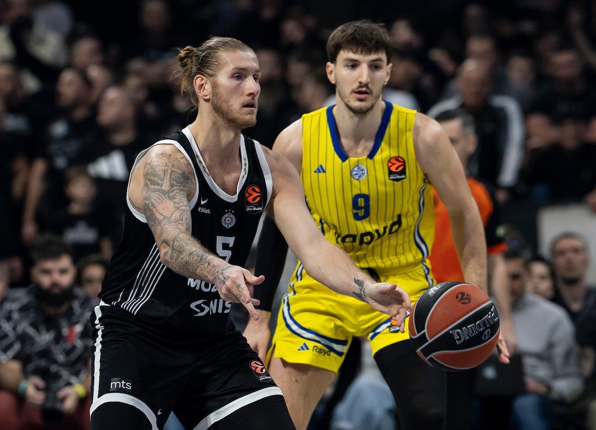 Partizan prosuo prednost u Tel Avivu – Klark sa zvukom sirene srušio crno-bele