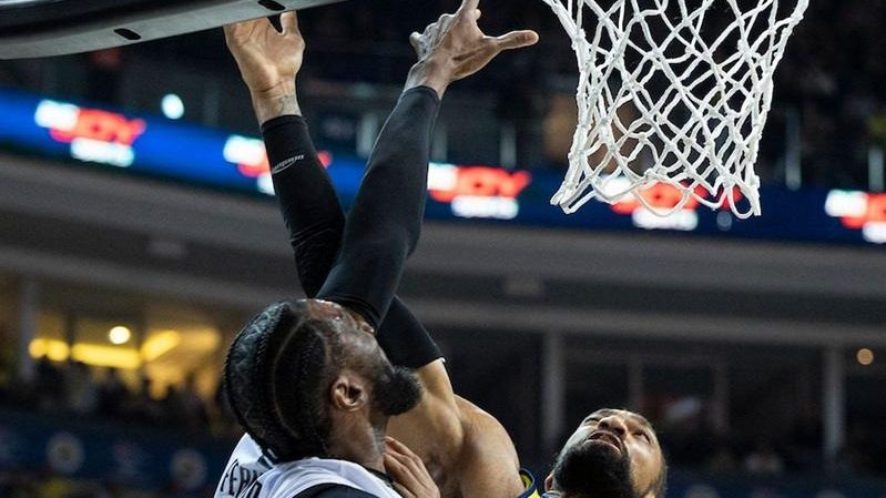 Partizan pokazao zube Fenerbahčeu, ali je pretrpeo 20. poraz! Džons promašio trojku za produžetak