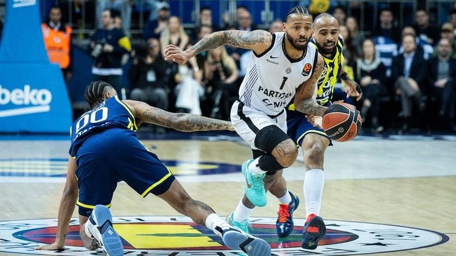 Za malo: Pogledajte kako je Karlik Džons promašio šut za produžetak (VIDEO)