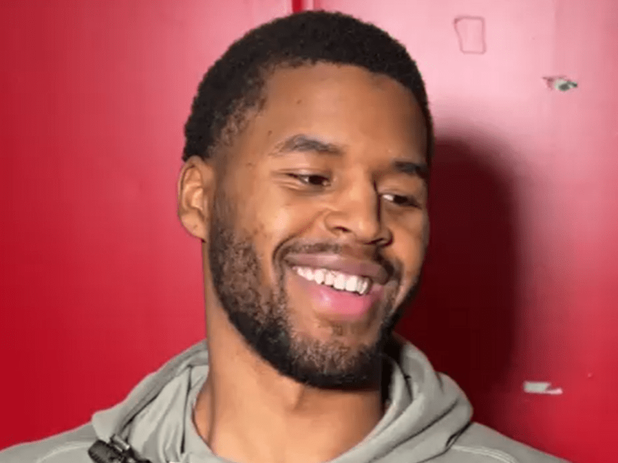 Batler „sasuo“ sedam trojki, pa poručio: „Sad idem da pojedem čizkejk“ (VIDEO)