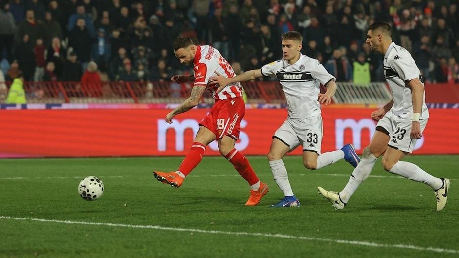 Arnautović emotivno proslavio prvenac u „večitim derbijima“: Kleknuo pred severnu tribinu, tri puta se prekrstio… (VIDEO)