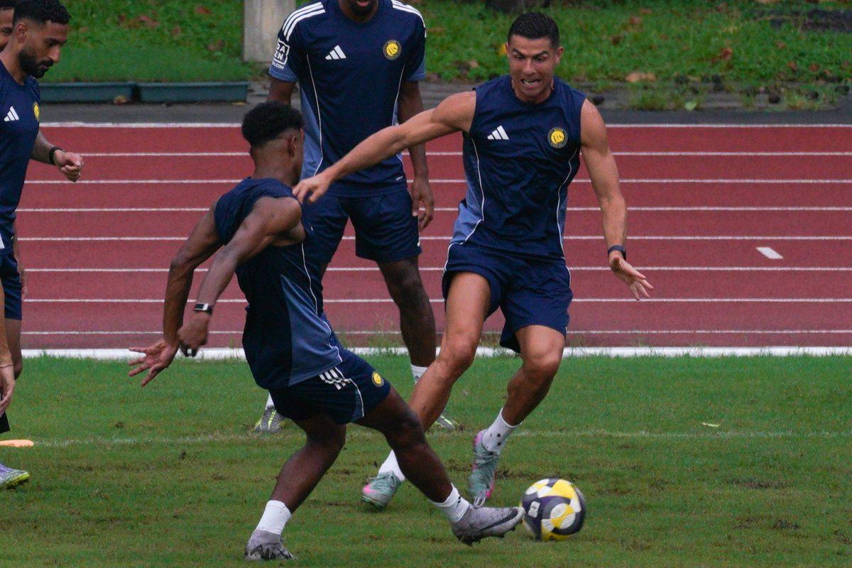 Dve istine: Gde je Ronaldo dok padaju bombe? (FOTO)