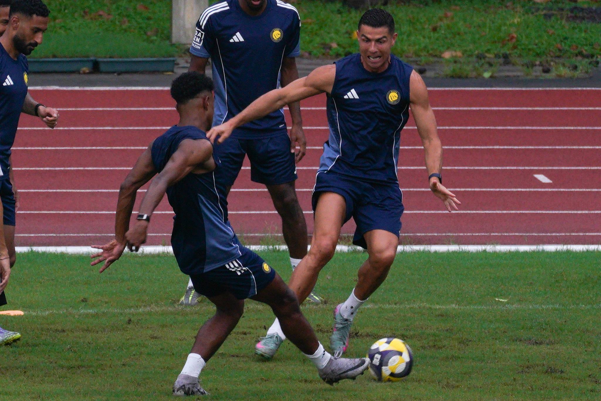 Dve istine: Gde je Ronaldo dok padaju bombe? (FOTO)