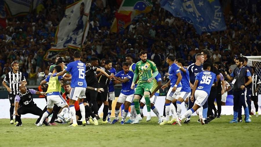 Masovna tuča u Brazilu, i redari uleteli u teren (VIDEO)