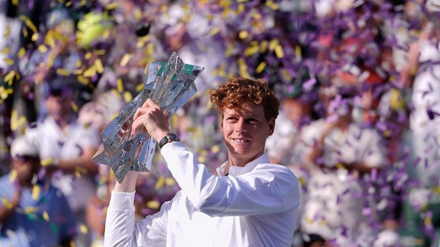 Siner stao uz rame Đokoviću i Federeru (VIDEO)