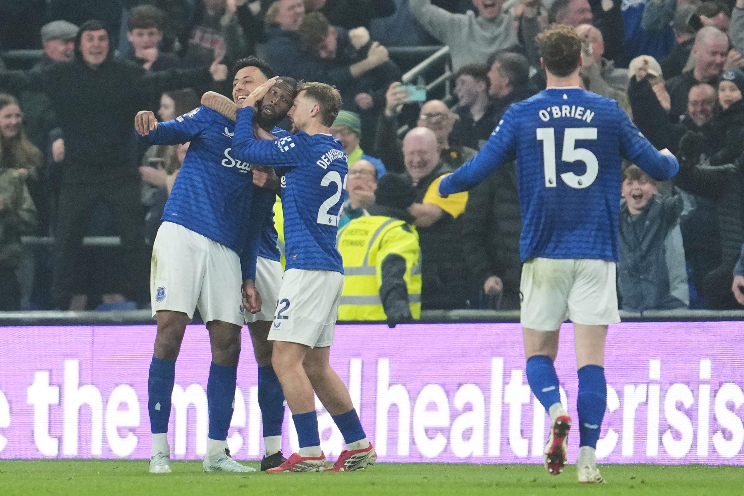 Sančez glumio Deda Mraza na Gudisonu: Everton ponizio plavce, Rozenioru se ozbiljno drma klupa