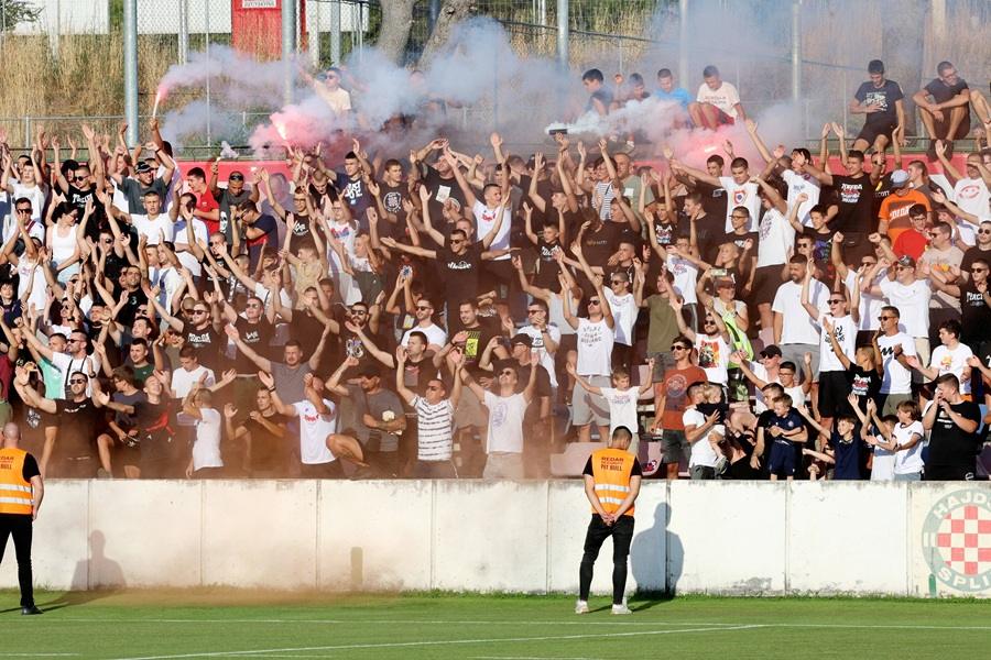 Navijači Hajduka prozvali „delije“, a na transparentu piše ime čuvenog filma (VIDEO)