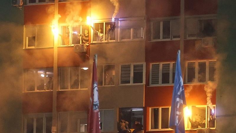 Navijači BiH napravili bakljadu na zgradama u okolini stadiona (VIDEO)