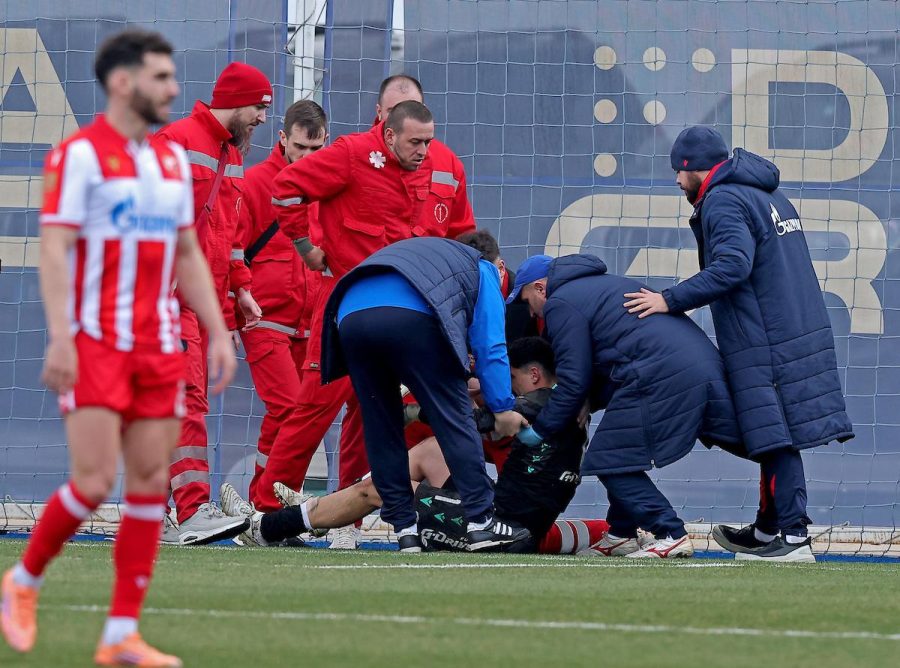 Teška scena: Abdulahi umesto lopte udario Mateusa u glavu, Brazilac u koritu iznesen sa terena (FOTO)